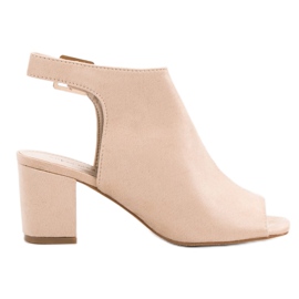 Super Mode Byggda sandaler på en bar brun