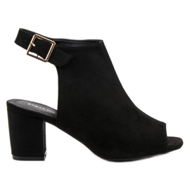 Super Mode Byggda sandaler på en bar svart