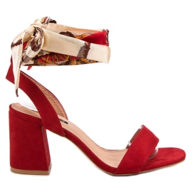 Milaya Sandaler bundna med ett band röd