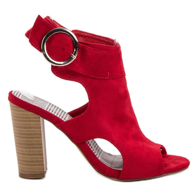 Erynn Röda sandaler på en bar