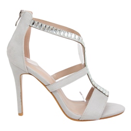 Grå sandaler på en högklackad B-60 grå