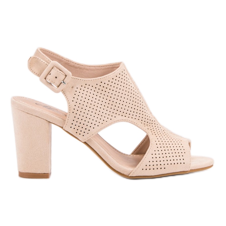 Openwork sandaler på ett inlägg brun