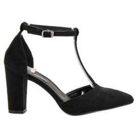 Primavera Svarta pumpar på en pelare