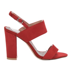 SHELOVET Röda sandaler på en bar