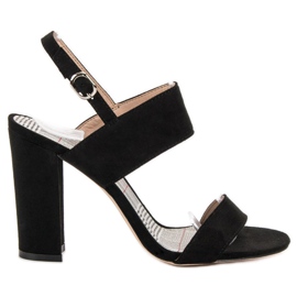 SHELOVET Svarta sandaler på en bar