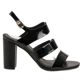 SHELOVET Svarta sandaler på en bar