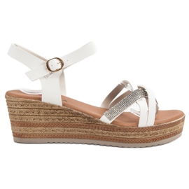 SHELOVET Lätta sandaler på en kilklack vit