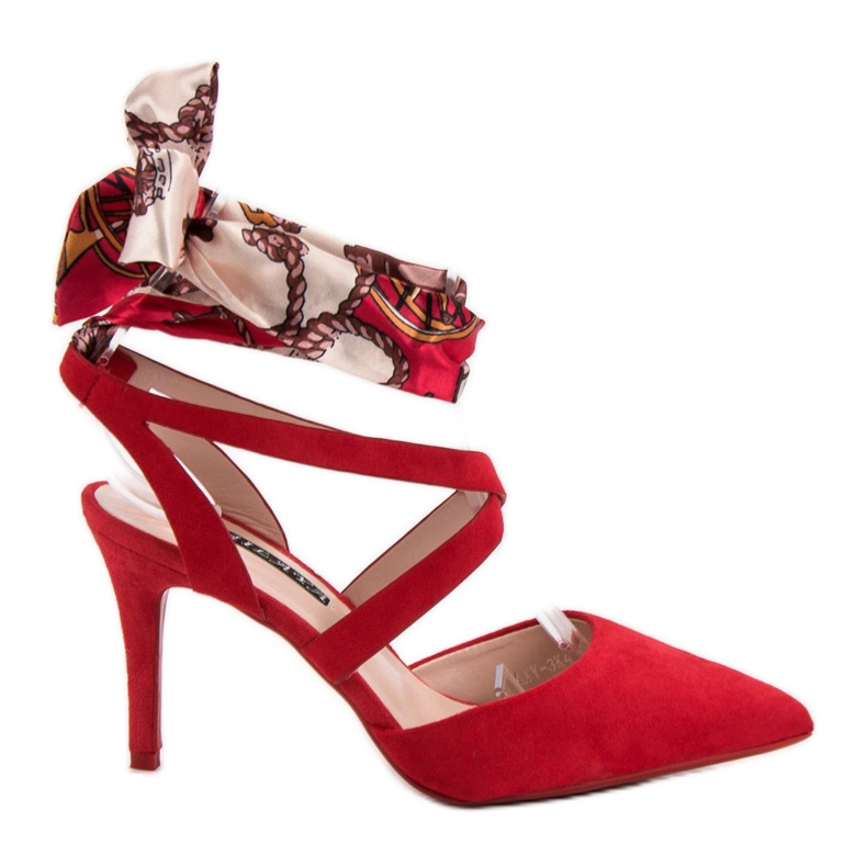 Milaya Stiletter bundna med ett band röd