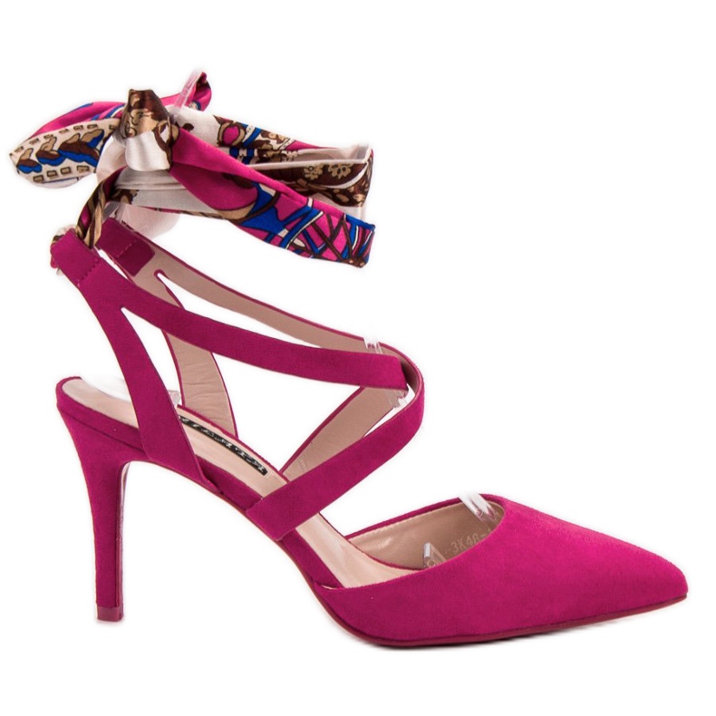 Milaya Stiletter bundna med ett band rosa