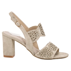 Goodin Gyllene sandaler på en bar