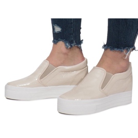 Lackade sneakers på kil KB-125 Beige