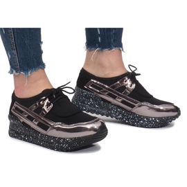 Svarta sportskor på Calixte -plattformen