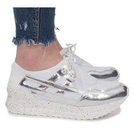 Vita sportskor på Calixte -plattformen