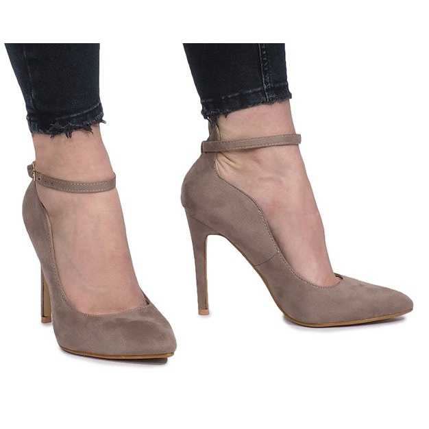 Kaki pumps på en himmelklack mångfärgad grön