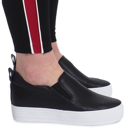 Svarta openwork -sneakers på en Rockvale -kil