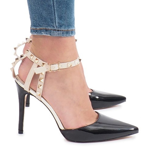 Svartlackerade klackar med Behati -dubbar mångfärgad gul