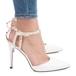 Vitlackerade klackar med Behati -dubbar gul