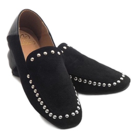 Svarta slip-on skor med B-105 dubbar