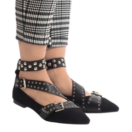 Svarta slip-on skor med B12-8 dubbar