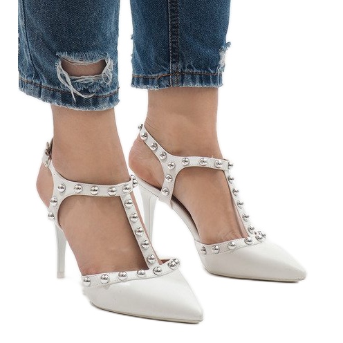 Vitlackerade klackar med B-57 dubbar