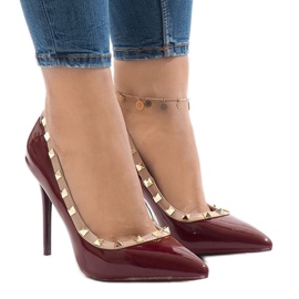 Rödlackerade klackar med X-68 dubbar