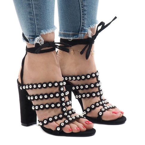 Svarta sandaler på B-65 stolpen