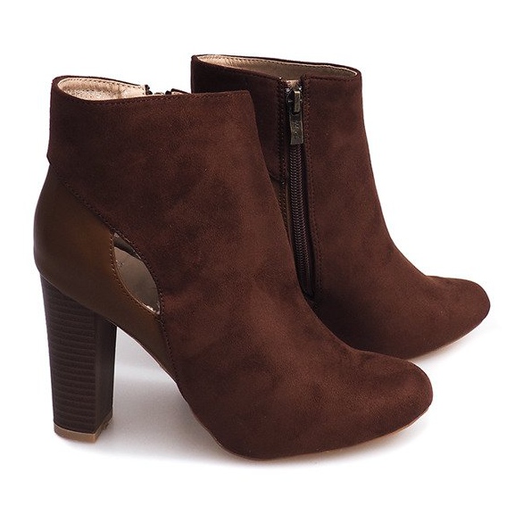 Bruna mocka stövlar på en pelare med dragkedja