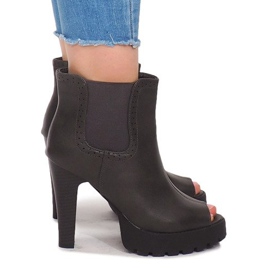 Öppna stövlar på en stolpe B2901-PB Grå