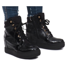 Svartlackade sneakers på Snake kilen