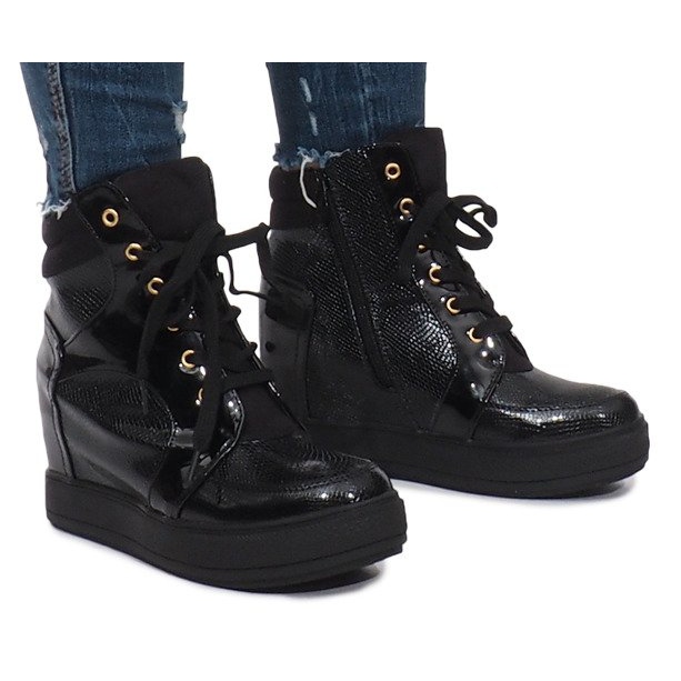 Svartlackade sneakers på Snake kilen