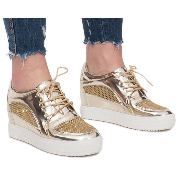 Adele's Gold Lacquered Openwork Sneakers gyllene