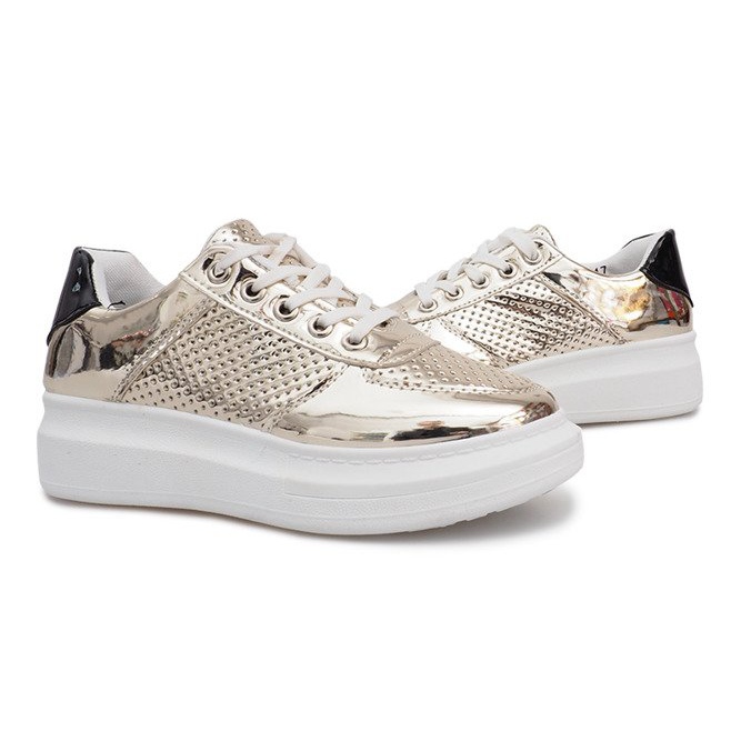 Adele's Gold Lacquered Openwork Sneakers gyllene