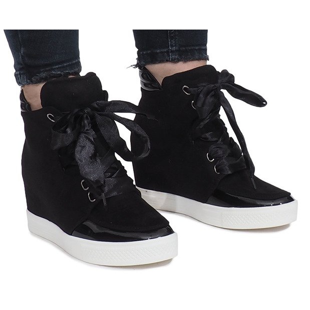 Svarta sneakers i mocka från Nathalie