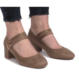 Beige pumps på Tamarastolpen