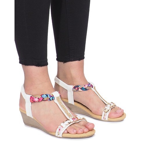 Vita sandaler på en känslig Ruixin kilklack