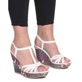 Vita sandaler på Ibrahim -kilklacken svart