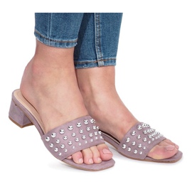 Statliga lila dubbade tofflor purpur