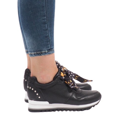 Svarta sportskor på kilen G-124