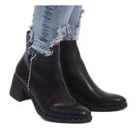 Svarta isolerade stövlar med dubbar NC268