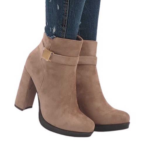 Rosa stövlar på stolpen J-8682