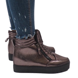 Bruna isolerade sneakers BB-1652