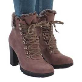 Kaki stövlar på N50 stolpen grön