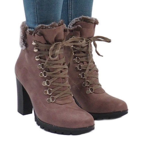 Kaki stövlar på N50 stolpen grön