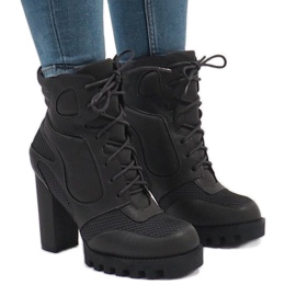 Isolerade grå stövlar på stolpen 9132-5