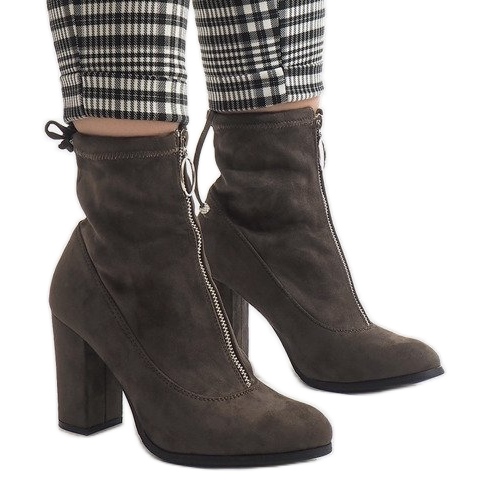 Gröna stövletter i mocka på stolpen C-7179