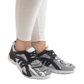 523 vita tränare svart