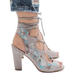 Grå öppna stövlar på stolpen 1610-223