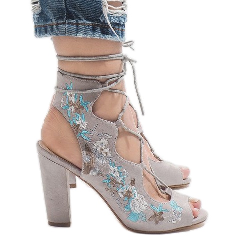 Grå öppna stövlar på stolpen 1610-223