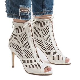 Vita stövlar på en nål 1610-225