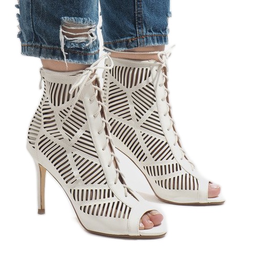 Vita stövlar på en nål 1610-225